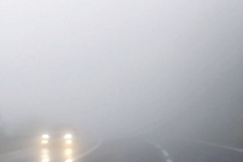 VOZAČI OPREZ Zbog magle smanjena vidljivost, opasnost i od odrona