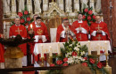 Kardinal Puljić predvodio misu u katedrali osvijetljenoj u crvenu boju