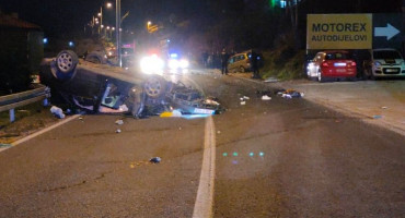 Sudar osobnih auta na magistrali, jedan završio na krovu; Dvoje ozlijeđenih