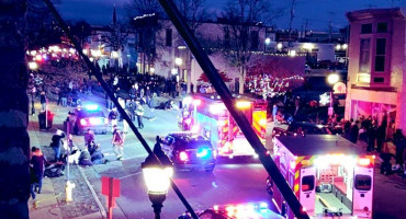 Autom se zabio u božićnu paradu, najmanje 5 mrtvih, preko 40 ozlijeđenih