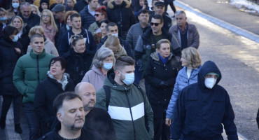 Zdravstveni djelatnici na ulicama Konjica: 'Ovo je ratni zločin, idemo u blokadu institucija u Mostaru'