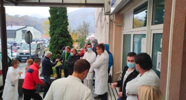 PLAĆE NEMA Zdravstveni djelatnici u Konjicu izlaze na ulicu
