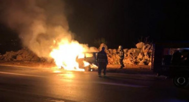 Izgorio automobil na cesti Grude - Posušje