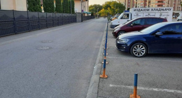 I TO JE BIH Privatnik ukrao trotoar i naplaćivao parkiranje