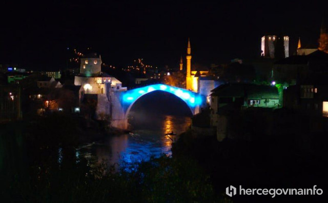 MOSTAR Stari most osvijetljen u plavo