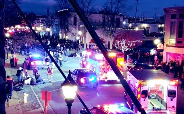 Autom se zabio u božićnu paradu, najmanje 5 mrtvih, preko 40 ozlijeđenih