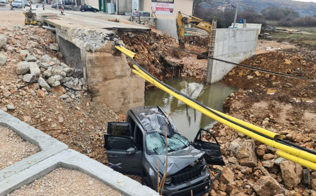 GRUDE Izletio s ceste i završio u provaliji, vozač s teškim ozljedama prebačen u Mostar
