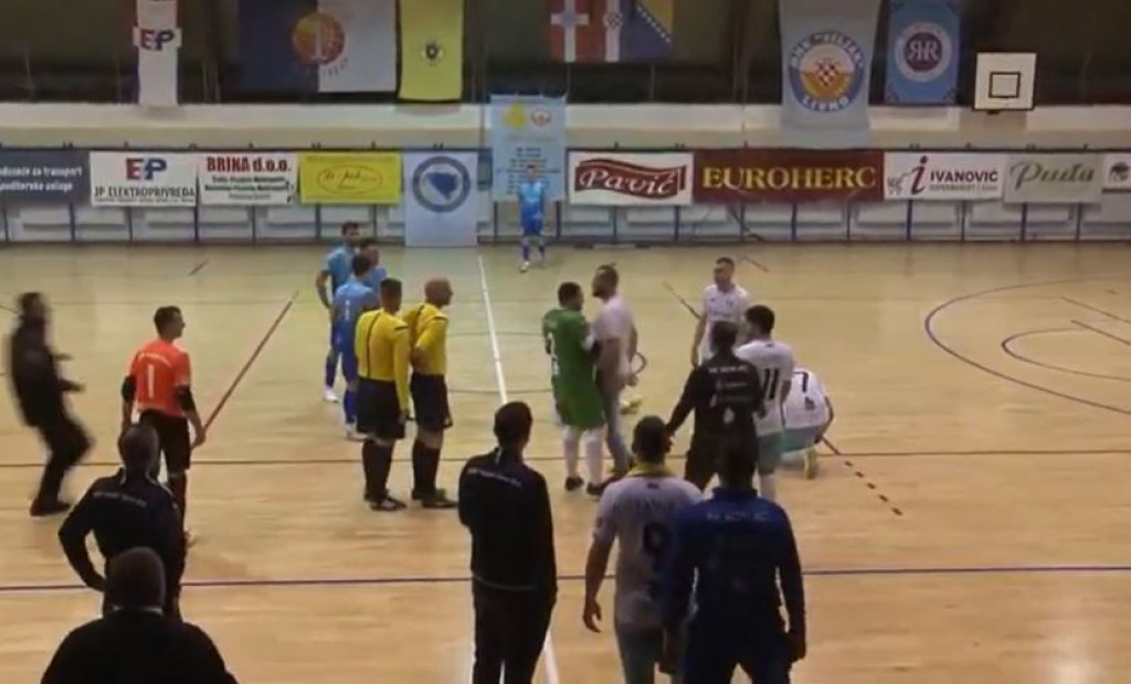 LIVNO Navijač utrčao u teren, pa susret prekinut