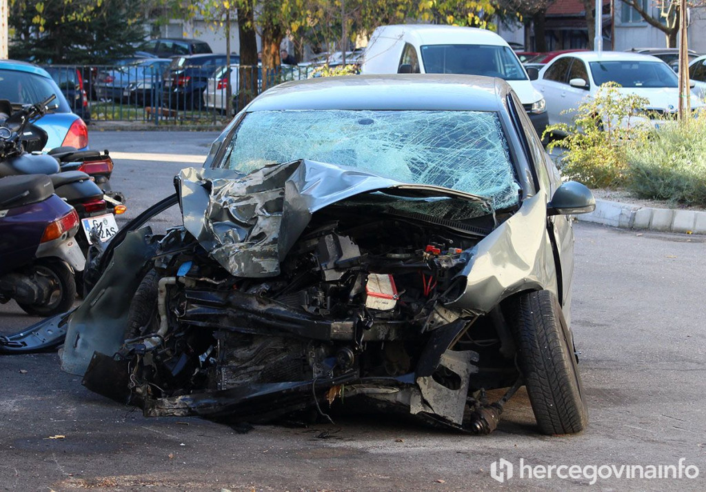 MOSTAR Dvoje ozlijeđenih i uništeni automobil prilikom udara u stablo