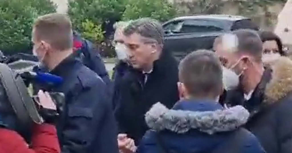Pogledajte kako su nezadovoljni Petrinjci grudom snijega gađali Plenkovića