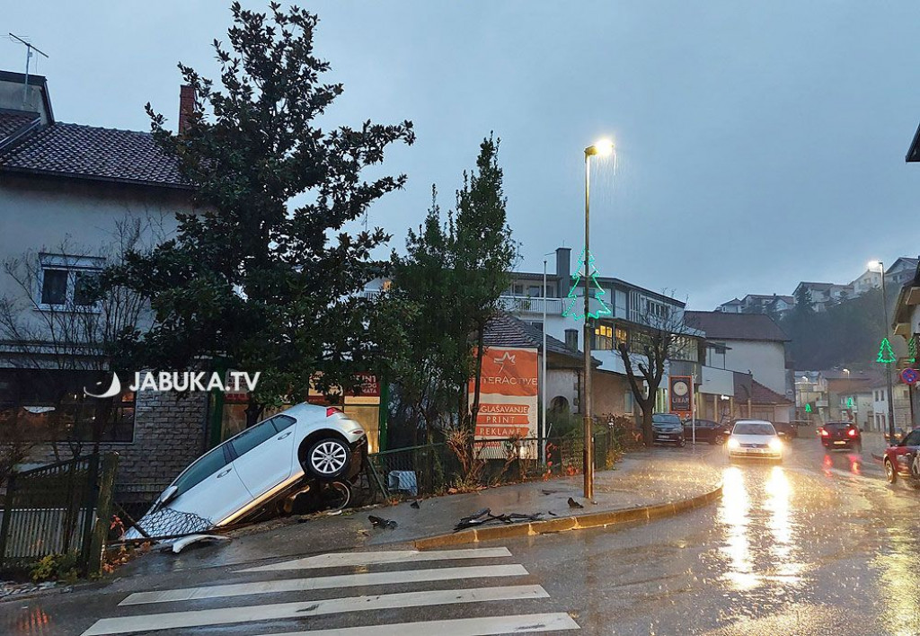 ŠIROKI BRIJEG U centru grada Golfom sletio u dvorište obiteljske kuće