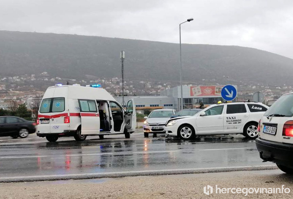 JUŽNI ULAZ U MOSTAR Tri osobe ozlijeđene u sudaru tri vozila