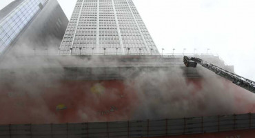 U Hong Kongu izbio veliki požar u tržnom centru, desetine ljudi zarobljeno unutra