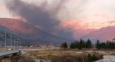 Požar u blizini stadiona Veleža i benzinske crpke stavljen pod kontrolu