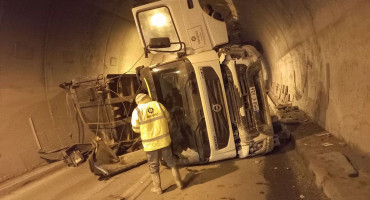 Prevrnuo se kamion u tunelu i obustavio sav promet između Konjica i Sarajeva