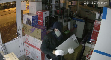 Zorom ukradeni laptopi u vrijednosti od 15 tisuća maraka, lopova snimila nadzorna kamera