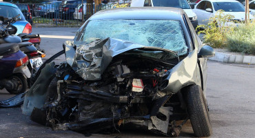 MOSTAR Dvoje ozlijeđenih i uništeni automobil prilikom udara u stablo