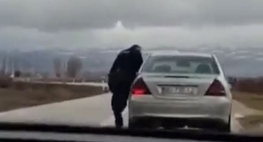 Policajac u Tomislavgradu herojski trčao za automobilom i zaustavio ga