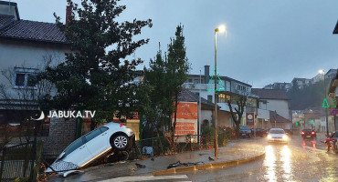 ŠIROKI BRIJEG U centru grada Golfom sletio u dvorište obiteljske kuće