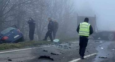 AUTOM POD KAMION Troje mladih poginulo u teškom sudaru