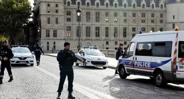 TALAČKA KRIZA U PARIZU Muškarac za taoce uzeo dvije žene, traži razgovor s ministrom