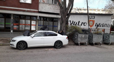 CENTAR GRADA Građani Passata "okitili" smećem zbog nepropisnog parkiranja