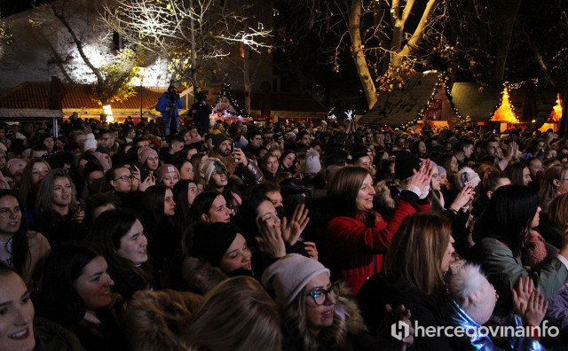 Crvena jabuka - advent u Mostaru