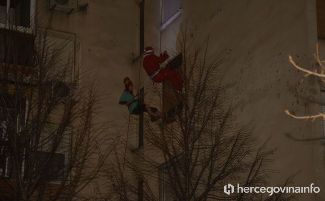 KVARTOVSKA TRADICIJA Djed božićnjak se spustio niz zgradu i dijelio poklone djeci