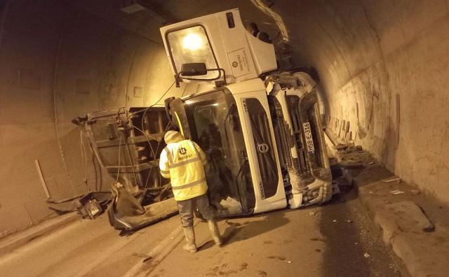 Prevrnuti kamion tunel Ivan