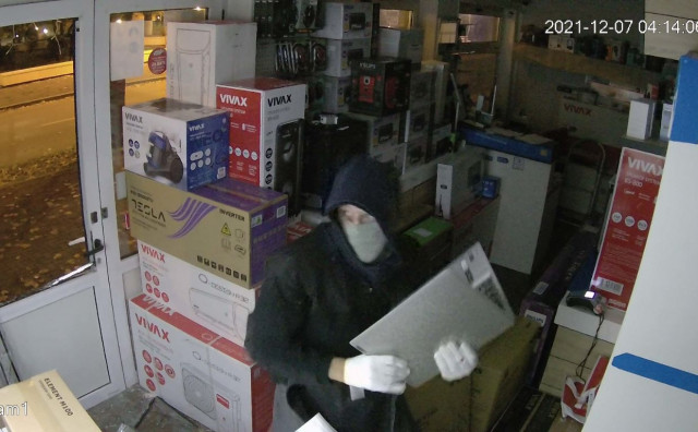 Zorom ukradeni laptopi u vrijednosti od 15 tisuća maraka, lopova snimila nadzorna kamera