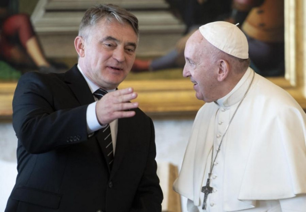 OSLAČALO MU SE Željko Komšić drugi put u mandatu ide kod pape Franje u Vatikan