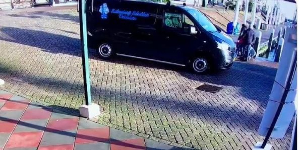 Beba u kolicima se otkotrljala u jezero duboko tri metra; na kraju spašena