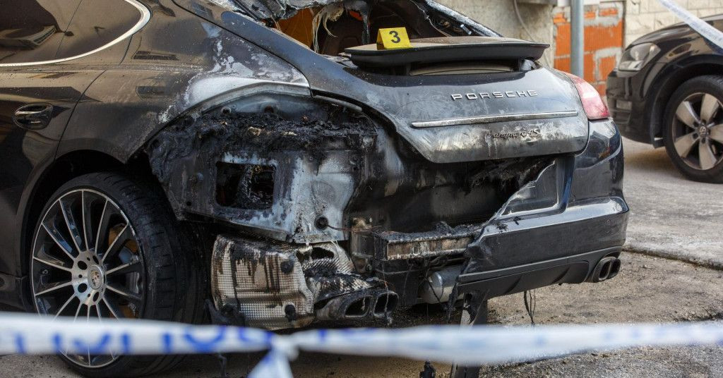 SPLIT Na parkingu izgorio Porsche, oštećena i susjedna zgrada
