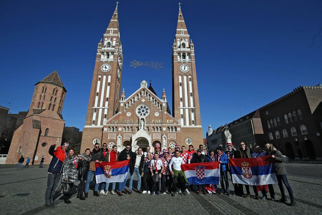 MAĐARSKA Navijači Hrvatske i Srbije u zajedničkom pohodu na zastave i piće