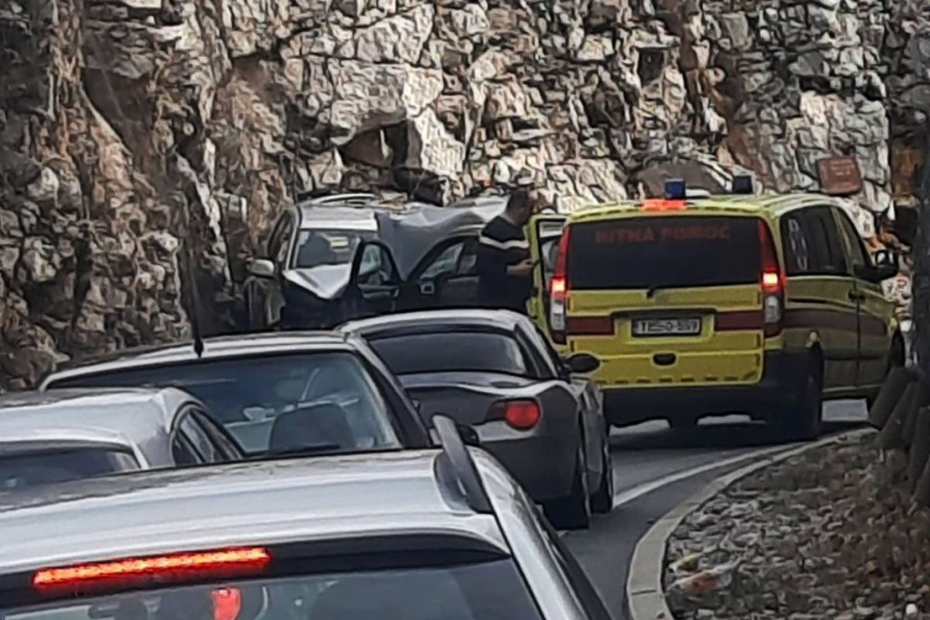 ŠIROKI BRIJEG - POSUŠJE Jedna osoba smrtno stradala, a četiri ozlijeđene u teškoj prometnoj nesreći