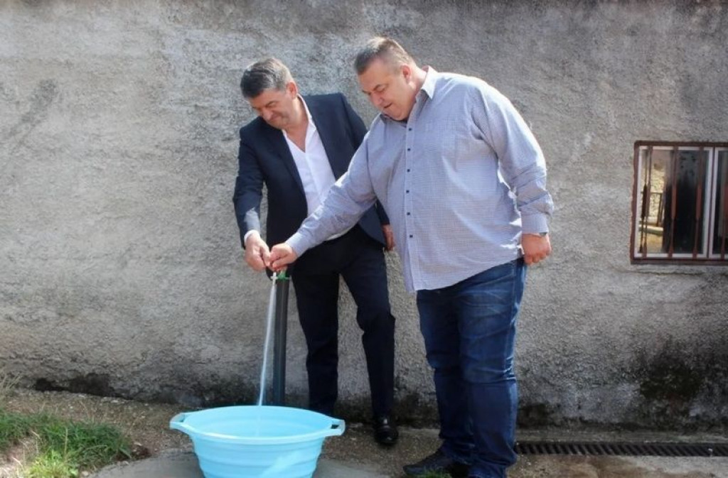EMOTIVNA PRIČA Bivši načelnik nelegalno doveo vodu do svoje kuće o trošku građana