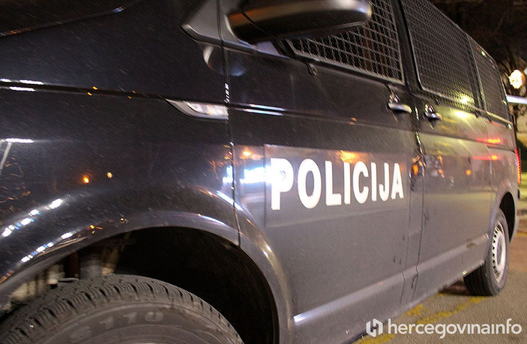 INCIDENT U BIJELOM POLJU Zabio se u četiri vozila, pa prijetio nožem i eksplozivnim sredstvima