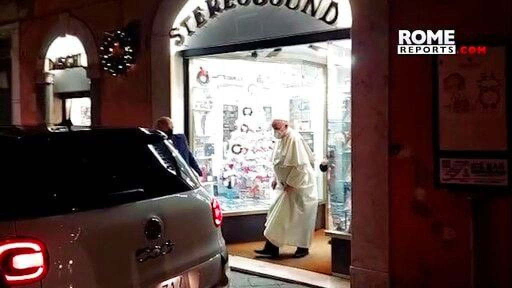 SAMO ĆU 5 MINUTA, ETO ME Papa Franjo "izletio" iz kuće da bi kupio CD kod prijatelja