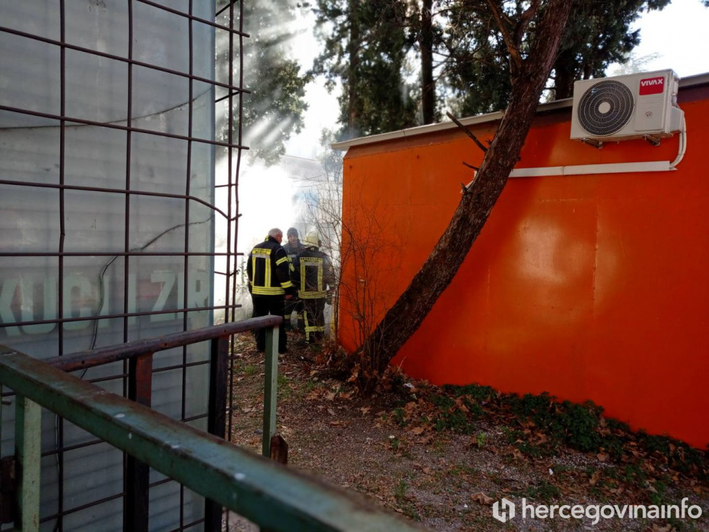 PRAVOVREMENA INTERVENCIJA Manji požar na Aveniji zaprijetio montažnom objektu