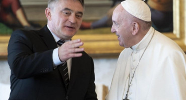 OSLAČALO MU SE Željko Komšić drugi put u mandatu ide kod pape Franje u Vatikan