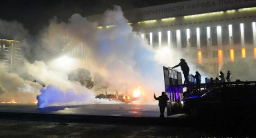 ZBOG POSKUPLJENJA GORIVA Pala vlada, ranjeno skoro stotinu policajaca, preko 200 uhićenih