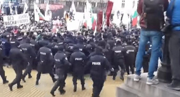 Prosvjednici u Bugarskoj tukli se s policijom zbog epidemioloških mjera