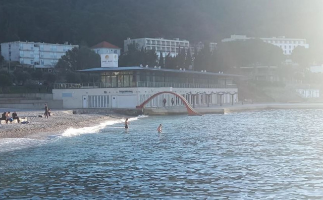 TEMPERATURNI REKORD U DUBROVNIKU Najhrabriji obavili prvo ovogodišnje kupanje