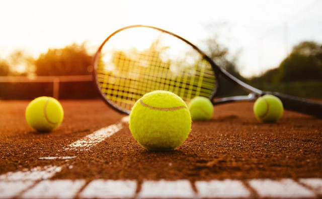 Teniske loptice i reket