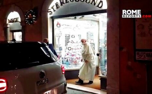 SAMO ĆU 5 MINUTA, ETO ME Papa Franjo "izletio" iz kuće da bi kupio CD kod prijatelja