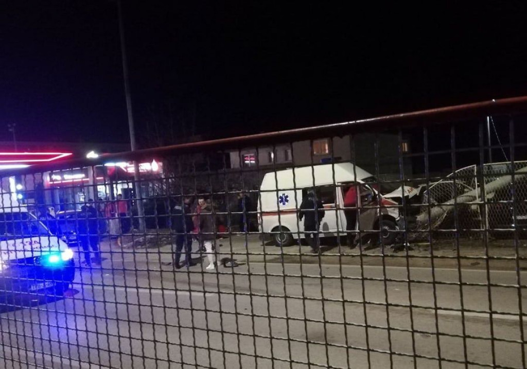 ŠIROKI BRIJEG Prometna nesreća na Trnu, vozilo hitne pomoći udarilo u stup