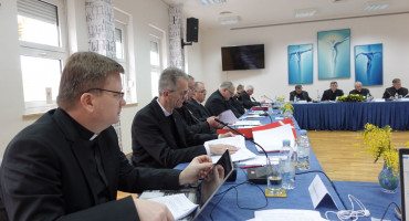 ZASJEDAJU BISKUPI HRVATSKE I BIH 'Vrijeme beznađa, nezaposlenosti, pravne nesigurnosti i iseljavanja'