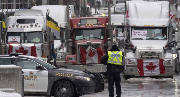 Stotine tisuća kamiondžija zbog obveznog cijepljenja blokiralo najprometniju granicu sa SAD-om