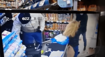 Snimka pljačke iz Sarajeva: Jedan tukao radnicu, drugi pokušao 'staviti kasu u džep'