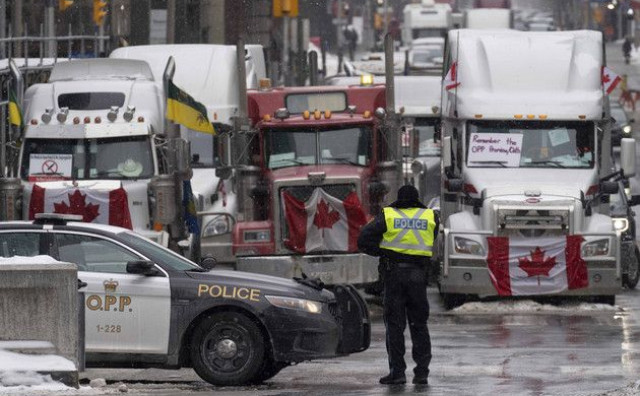 Stotine tisuća kamiondžija zbog obveznog cijepljenja blokiralo najprometniju granicu sa SAD-om